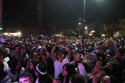 ŞARKICI OĞUZHAN KOÇ 10 BİN KİŞİ ÖNÜNDE SAHNE ALDI