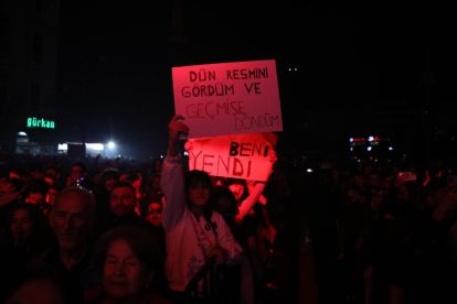 ŞARKICI OĞUZHAN KOÇ 10 BİN KİŞİ ÖNÜNDE SAHNE ALDI