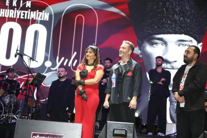 ŞARKICI OĞUZHAN KOÇ 10 BİN KİŞİ ÖNÜNDE SAHNE ALDI