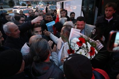 BAŞKAN TANJU ÖZCAN'I BOLU'DA PARTİLİLER KARŞILADI