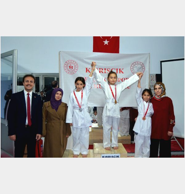 KIBRISCIK'TA KARATE ŞAMPİYONASI DÜZENLENDİ