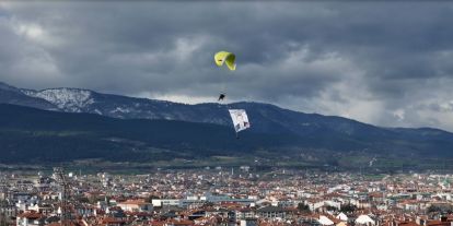 DURAK’IN POSTERİ BELEDİYENİN ÜZERİNDE UÇURULDU