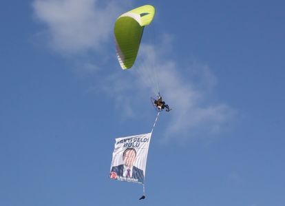 DURAK’IN POSTERİ BELEDİYENİN ÜZERİNDE UÇURULDU