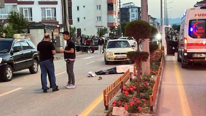 YAŞLI ADAM HAVADA TAKLA ATARAK YOLA SAVRULMUŞ