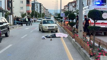 YAŞLI ADAM HAVADA TAKLA ATARAK YOLA SAVRULMUŞ