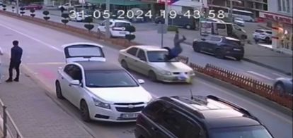 YAŞLI ADAM HAVADA TAKLA ATARAK YOLA SAVRULMUŞ