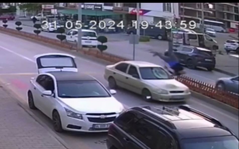 YAŞLI ADAM HAVADA TAKLA ATARAK YOLA SAVRULMUŞ