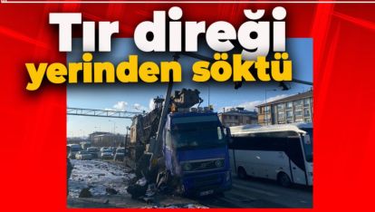 VİNÇ YÜKLÜ TIR, ÇARPTIĞI SİNYALİZASYON DİREĞİNİ YERİNDEN SÖKTÜ