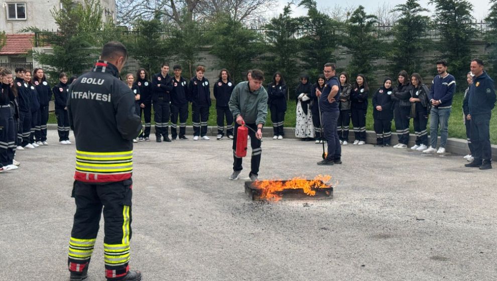 BAİBÜ’LÜ ÖĞRENCİLER İTFAİYE MÜDÜRLÜĞÜ’NDE EĞİTİM ALDI