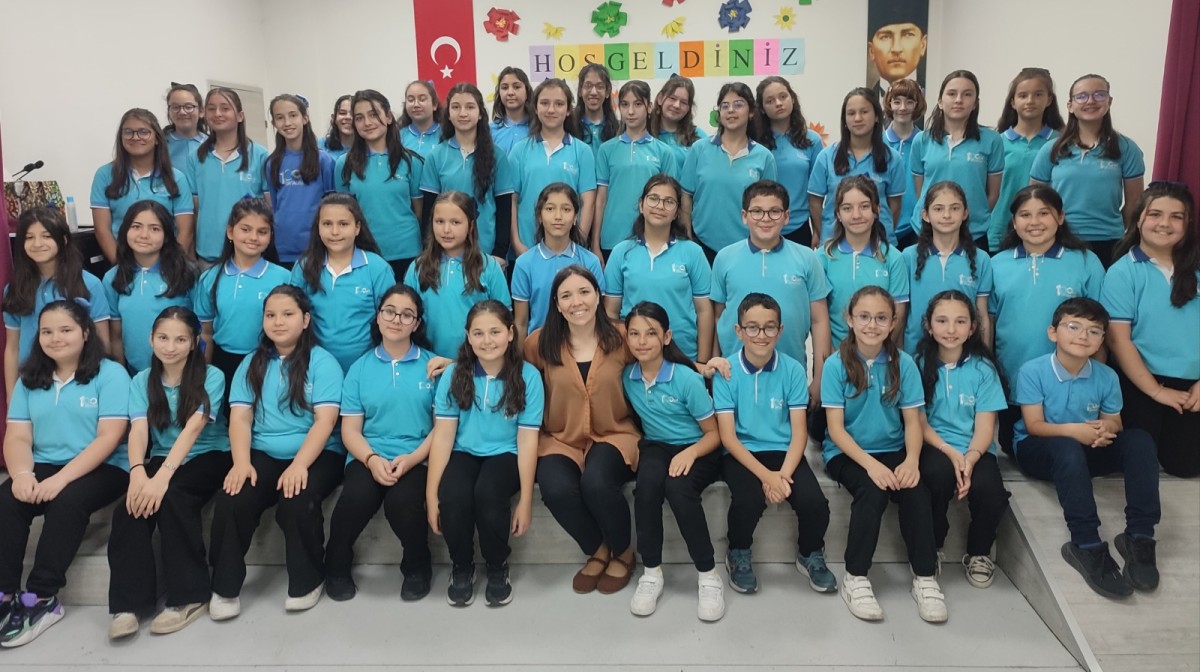 100. YIL ORTAOKULU'NUN ÇOK SESLİ KOROSU BÜYÜLÜYOR