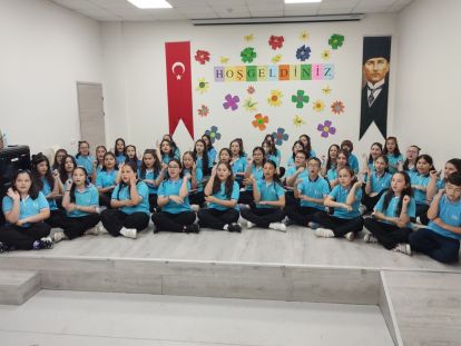 100. YIL ORTAOKULU’NUN ÇOK SESLİ KOROSU BÜYÜLÜYOR