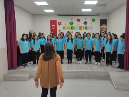 100. YIL ORTAOKULU’NUN ÇOK SESLİ KOROSU BÜYÜLÜYOR