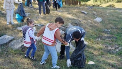 GÖLKÖY'ÜN ÇEVRESİNİ  BÜYÜKLER PİSLEDİ, MİNİKLER TEMİZLEDİ
