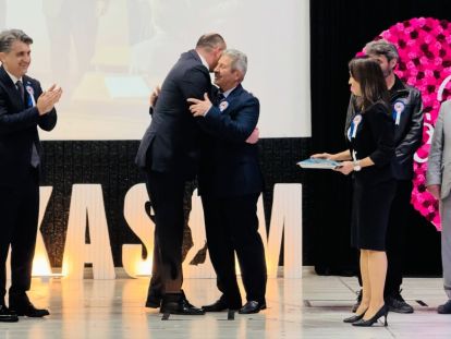 HİZMET ŞEREF BELGESİNİ VEKİL OĞLUNDAN ALDI