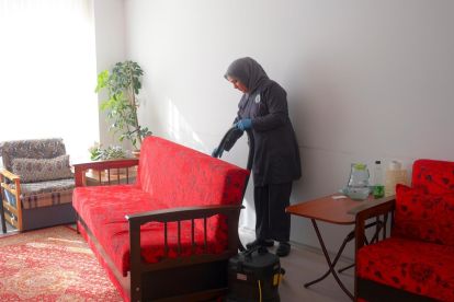 BOLU BELEDİYESİ İHTİYAÇ SAHİBİ VATANDAŞLARIN EVLERİNİ TEMİZLEDİ