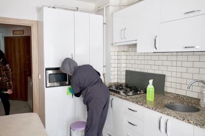 BOLU BELEDİYESİ İHTİYAÇ SAHİBİ VATANDAŞLARIN EVLERİNİ TEMİZLEDİ