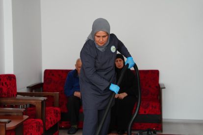 BOLU BELEDİYESİ İHTİYAÇ SAHİBİ VATANDAŞLARIN EVLERİNİ TEMİZLEDİ