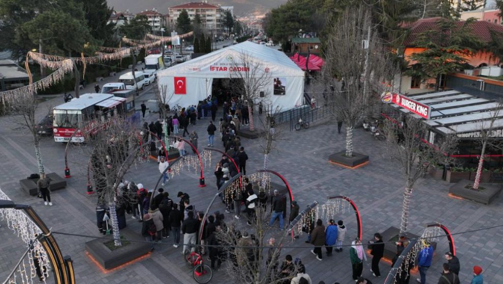 Bolu Belediye Başkanı Tanju Özcan, ilk iftarını Bolulularla yaptı