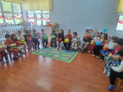 ÇOCUKLARIN MUSTAFA ABİSİ BU SEFER 2000 TOP DAĞITTI