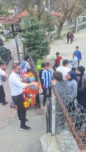 ÇOCUKLARIN MUSTAFA ABİSİ BU SEFER 2000 TOP DAĞITTI