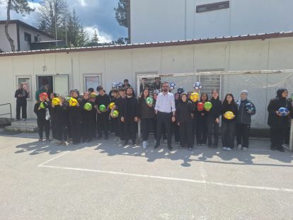 ÇOCUKLARIN MUSTAFA ABİSİ BU SEFER 2000 TOP DAĞITTI