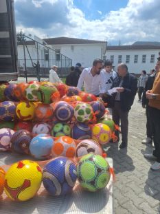 ÇOCUKLARIN MUSTAFA ABİSİ BU SEFER 2000 TOP DAĞITTI