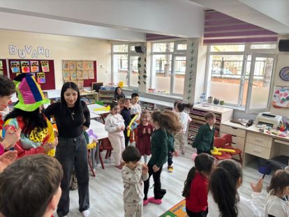 TURGUT ÖZAL ANADOLU LİSELİ GENÇLER MİNİK YÜREKLERE DOKUNDU