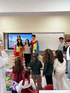 TURGUT ÖZAL ANADOLU LİSELİ GENÇLER MİNİK YÜREKLERE DOKUNDU