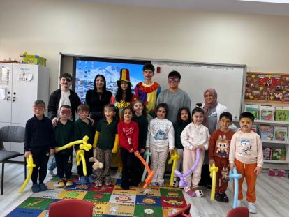 TURGUT ÖZAL ANADOLU LİSELİ GENÇLER MİNİK YÜREKLERE DOKUNDU